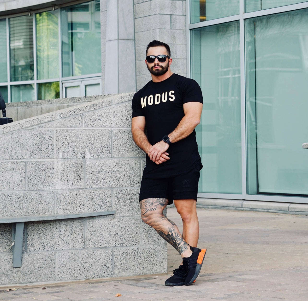 MODUS SIGNATURE BLACK TEE